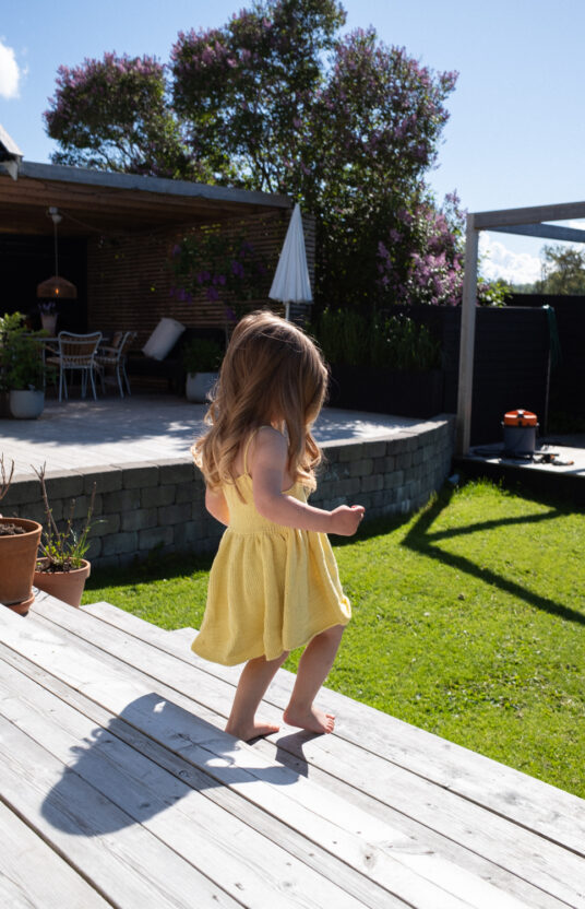 strikkeoppskrift kjole til barn. Strikket kjole til barn. Sommerstrikk barn inspirasjon. jentestrikk kjole i bomull. Knitting pattern summer dress cotton for girls . Kids knitted dress inspiration