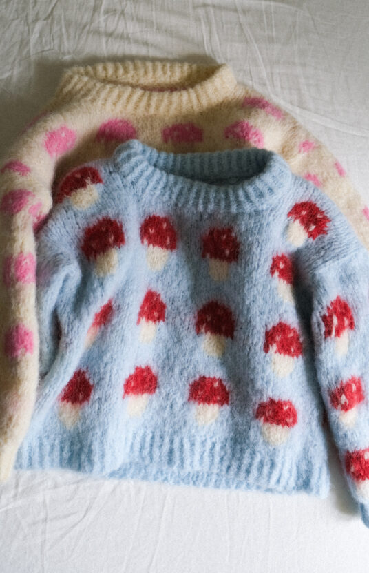 strikkeoppskrift genser med sopp. Genser jente og gutt med sopp. Enkel strikkeoppskrift barn børstet alpakka. Knitted sweater with mushroom pattern and yarn. kids mushroom sweater knitting pattern