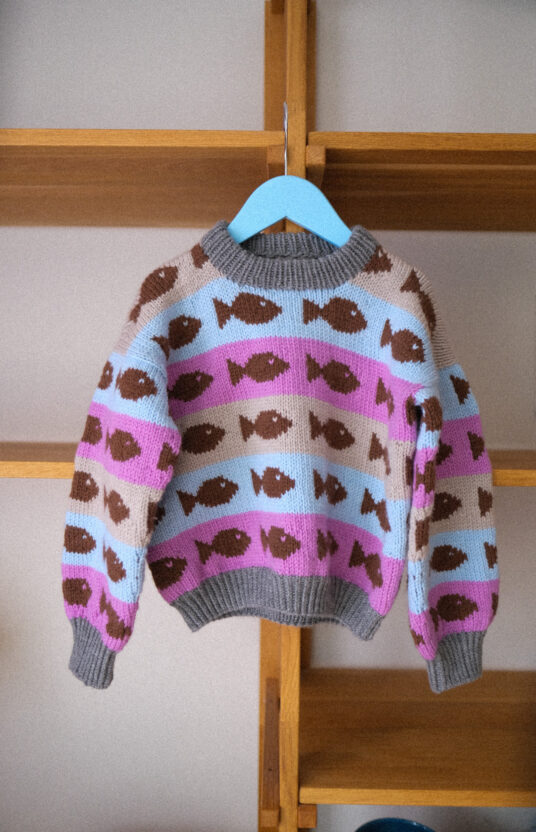 strikk til barn genser fisker strikkeoppskrift. Strik i merino. Strikk i kløfritt garn. Strikkeoppskrift barnegenser. Knitting pattern swerater kids. fisherman sweater fishes. Fishy sweater merino knit pattern for boys and girls