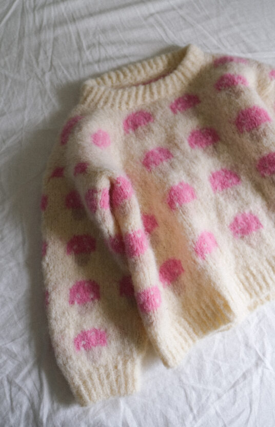 strikkeoppskrift genser med sopp. Genser jente og gutt med sopp. Enkel strikkeoppskrift barn børstet alpakka. Knitted sweater with mushroom pattern and yarn. kids mushroom sweater knitting pattern