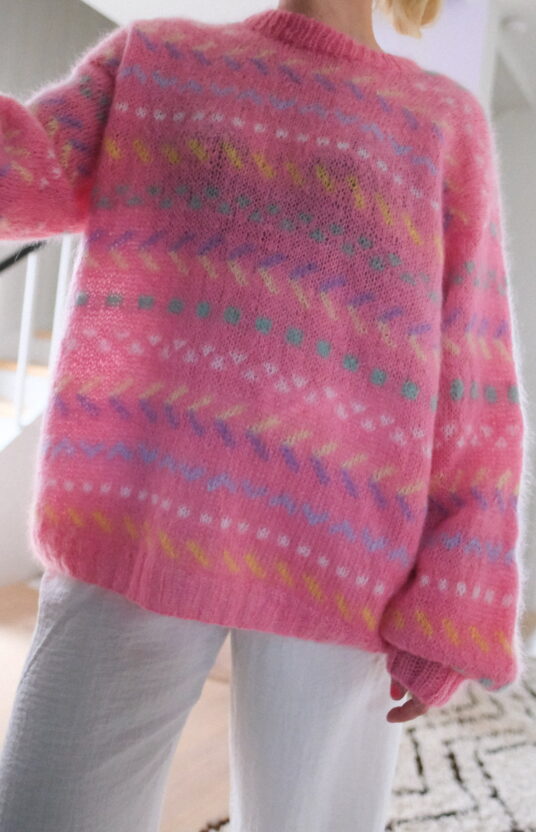 rosa strikkegenser 80talls fargerik genser dame strikkeoppskrift Knitted sweter pattern colorful mohair sweater. Fun knitting patterns for women. pink knitted sweater pattern