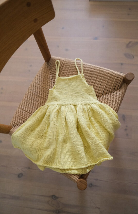 strikkeoppskrift kjole til barn. Strikket kjole til barn. Sommerstrikk barn inspirasjon. jentestrikk kjole i bomull. Knitting pattern summer dress cotton for girls . Kids knitted dress inspiration