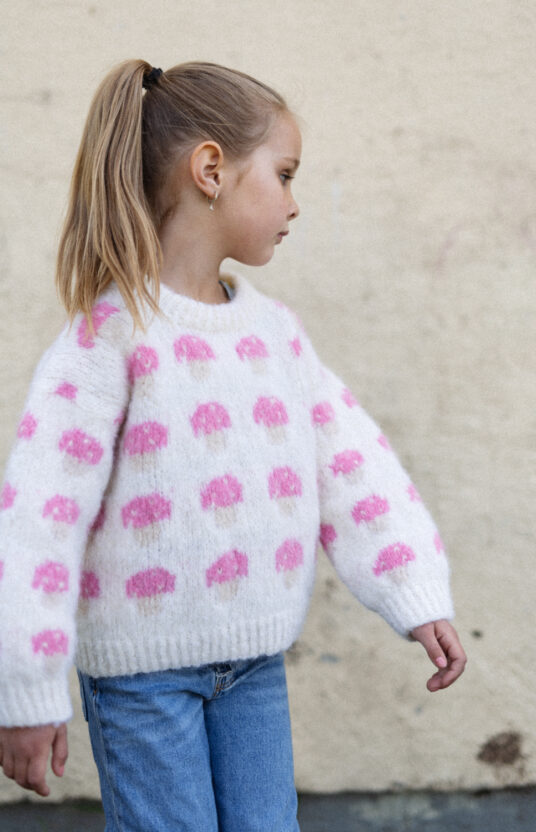 strikkeoppskrift genser med sopp. Genser jente og gutt med sopp. Enkel strikkeoppskrift barn børstet alpakka. Knitted sweater with mushroom pattern and yarn. kids mushroom sweater knitting pattern
