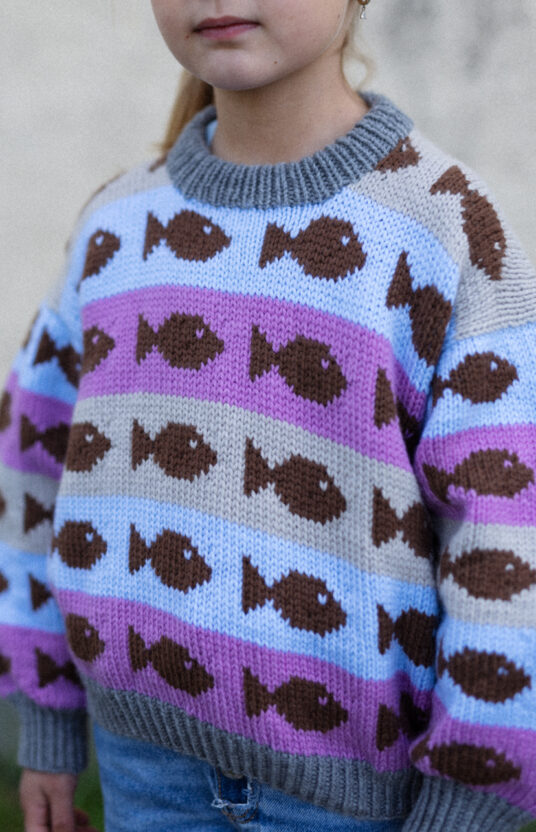 strikk til barn genser fisker strikkeoppskrift. Strik i merino. Strikk i kløfritt garn. Strikkeoppskrift barnegenser. Knitting pattern swerater kids. fisherman sweater fishes. Fishy sweater merino knit pattern for boys and girls