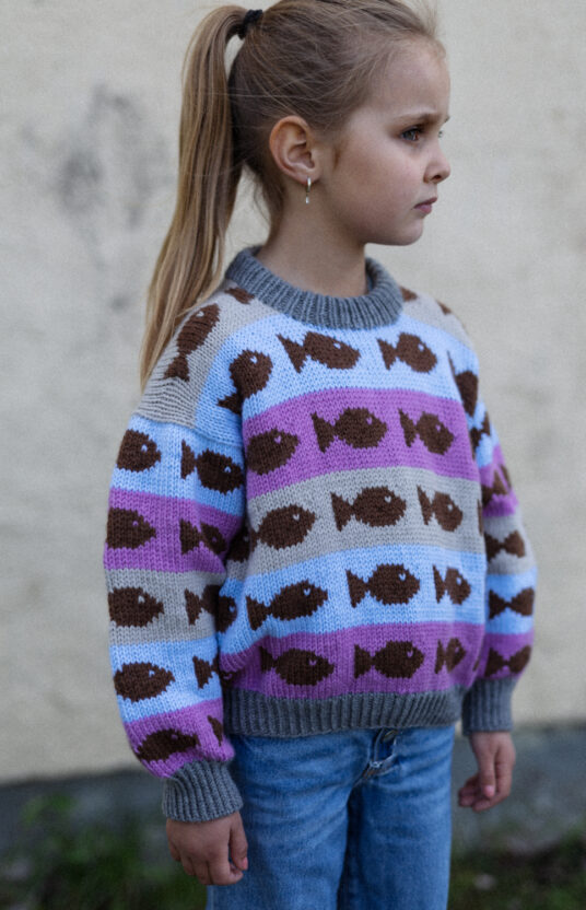 strikk til barn genser fisker strikkeoppskrift. Strik i merino. Strikk i kløfritt garn. Strikkeoppskrift barnegenser. Knitting pattern swerater kids. fisherman sweater fishes. Fishy sweater merino knit pattern for boys and girls