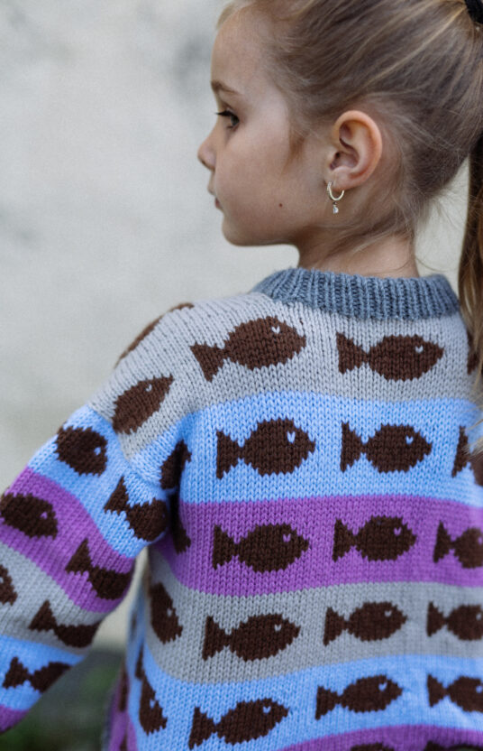 strikk til barn genser fisker strikkeoppskrift. Strik i merino. Strikk i kløfritt garn. Strikkeoppskrift barnegenser. Knitting pattern swerater kids. fisherman sweater fishes. Fishy sweater merino knit pattern for boys and girls