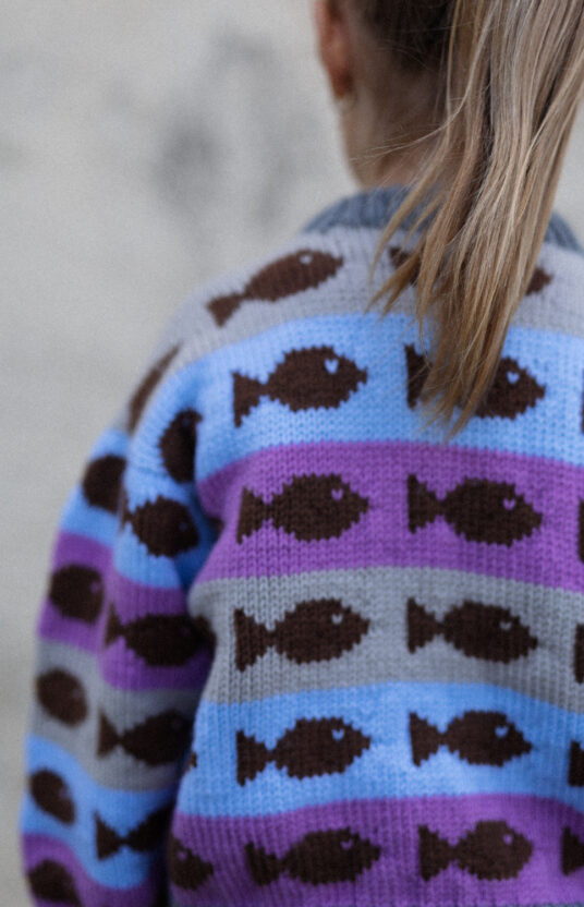 strikk til barn genser fisker strikkeoppskrift. Strik i merino. Strikk i kløfritt garn. Strikkeoppskrift barnegenser. Knitting pattern swerater kids. fisherman sweater fishes. Fishy sweater merino knit pattern for boys and girls