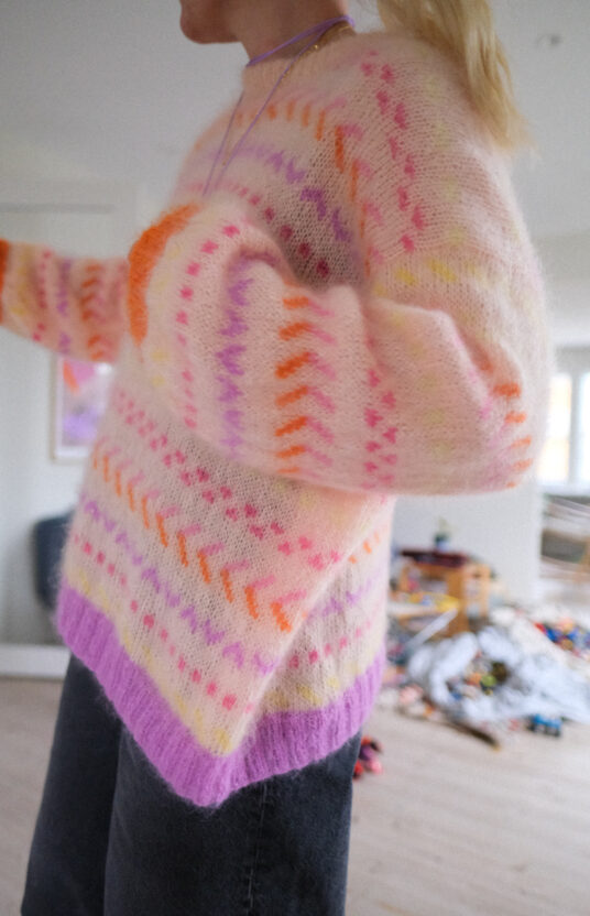 strikkeoppskrift genser dame inspirasjon, Populære strikkeoppskrifter fargerik fluff turgenser med farger og mønster. retro 80talls mønster oppskrift genser Popular knitting patterns for women with colors and patterns for 80s style. mohair sweater colorful pattern