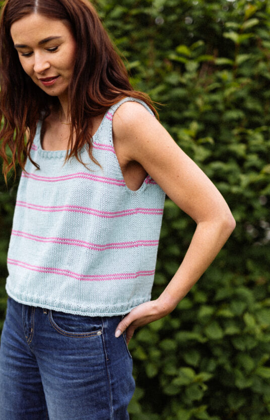 strikkeoppskrift sommertopp dame i bomullsgarn. Enkel topp og singlet oppskrift sommerstrikk inspirasjon. Summerknit inspiration knits for summer. Summer top and singlet women pattern and yarn. Cotton yarn knitting inspiration.