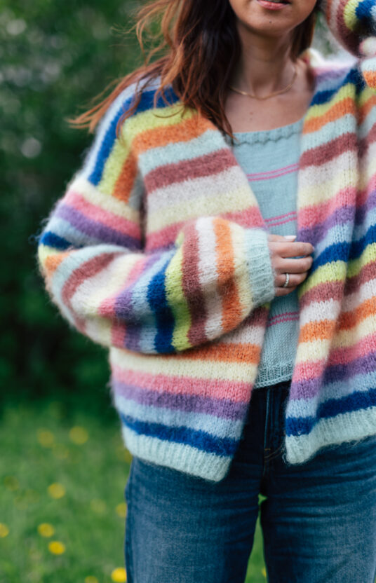 knitted cardigan stripes colorful cardigan jacket pattern Strikkeoppskrift jakke med striper- Fargerik strikk oppskrifter og garn fluff mohair