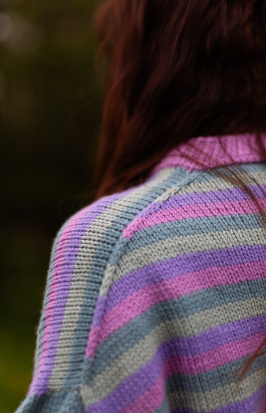 Strikkeoppskrift stripegenser dame i merinoull. Myk og komfortabel genser med klassiske striper og flott passform. Strikkes ovenfra og ned. Striped sweater knitting pattern for women in merino wool. Soft and comfortable striped jumper with beautiful fit. Top-down knitting pattern.