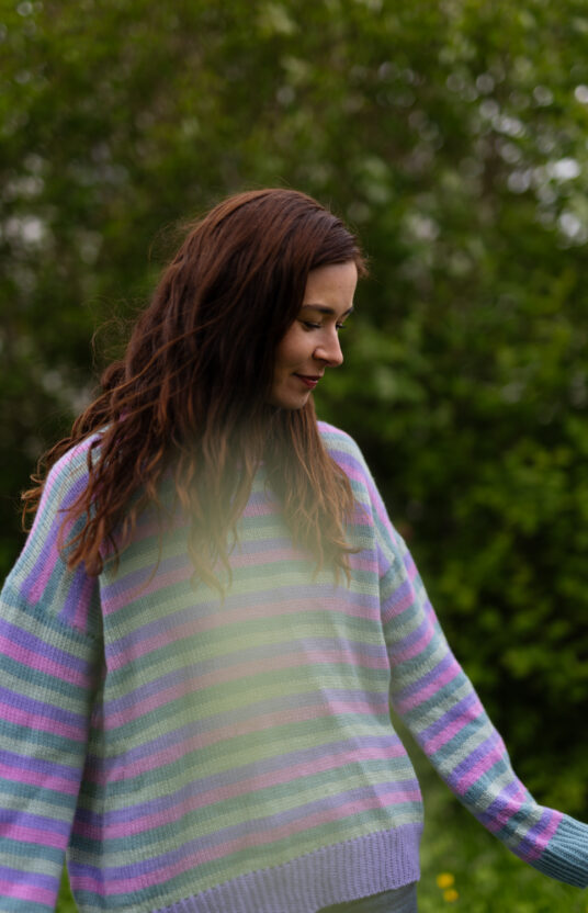 Damegenser med striper i merinoull. Strikkeoppskrift på moderne stripegenser med raglan og fine detaljer. Women's striped sweater pattern in merino wool. Modern striped jumper knitting pattern with raglan shaping and elegant details.