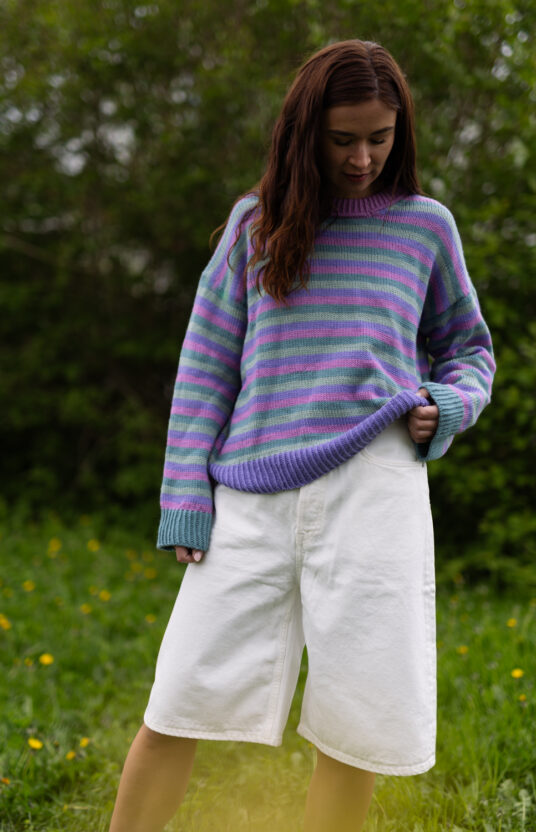 Stripegenser dame oppskrift. Strikkegenser i merinoull. Genser med striper dame. Strikkeoppskrift damegenser. Women's striped sweater pattern. Merino wool knit sweater. Striped jumper knitting pattern for women.