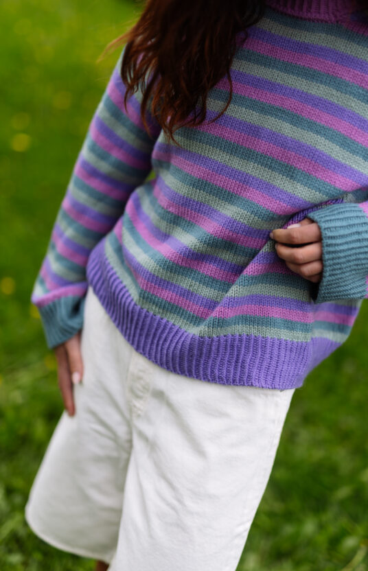 Genser dame strikkeoppskrift. Stripegenser i myk merinoull. Strikkegenser dame. Oppskrift på genser med striper. Women's sweater knit pattern. Soft merino wool striped sweater. Striped jumper knitting pattern.
