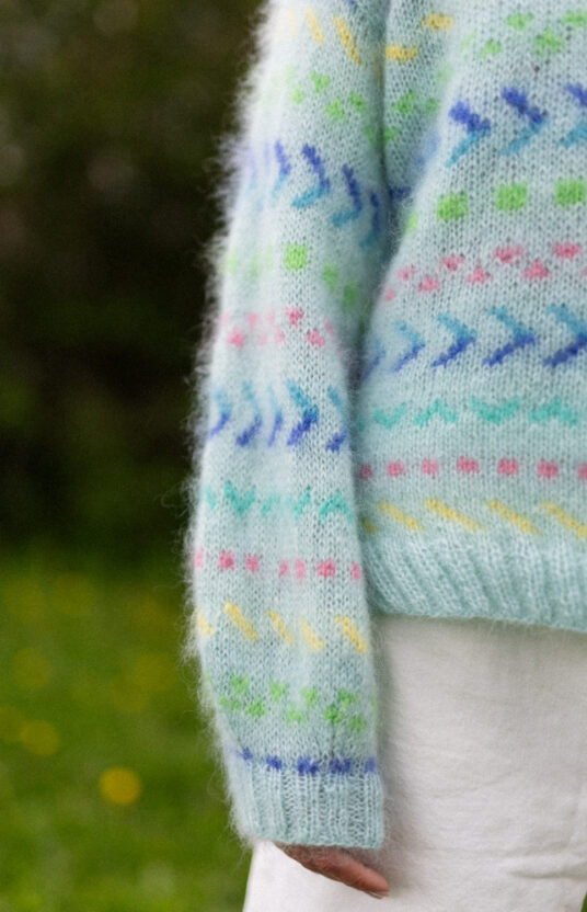 pastell genser strikkeoppskrift genser dame med fluff og farger, Fargerik strikkegenser dame med mønster. inspirasjon strikk til dame. Populære strikkeoppskrifter å strikke nå. Mohair sweater colorful knitting pattern womens sweater