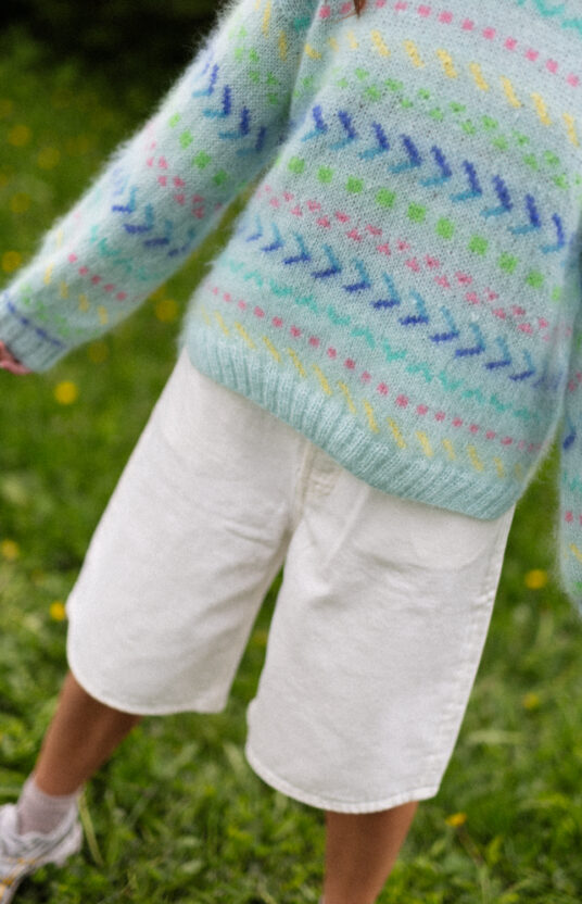 mintgenser strikkeoppskrift genser dame med fluff og farger, Fargerik strikkegenser dame med mønster. inspirasjon strikk til dame. Populære strikkeoppskrifter å strikke nå. Mohair sweater colorful knitting pattern womens sweater