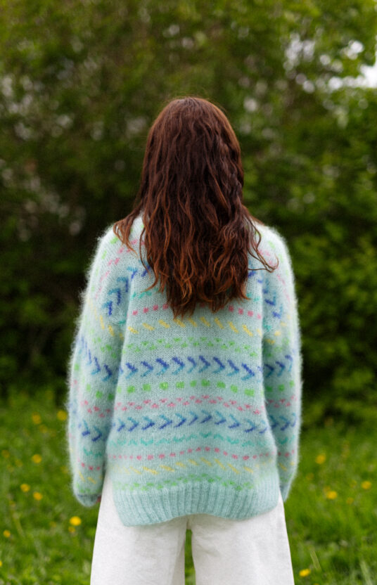 mintgenser strikkeoppskrift genser dame med fluff og farger, Fargerik strikkegenser dame med mønster. inspirasjon strikk til dame. Populære strikkeoppskrifter å strikke nå. Mohair sweater colorful knitting pattern womens sweater