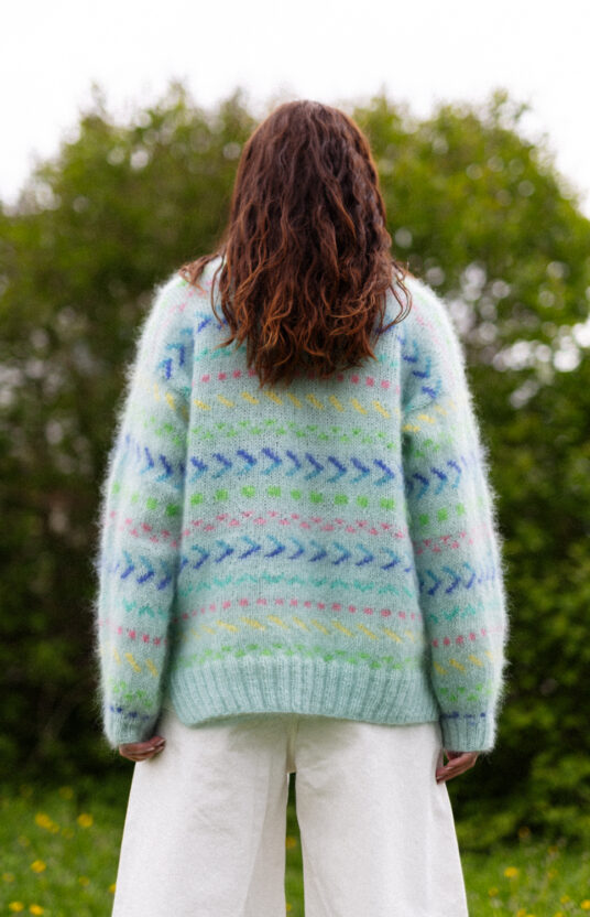 mintgenser strikkeoppskrift genser dame med fluff og farger, Fargerik strikkegenser dame med mønster. inspirasjon strikk til dame. Populære strikkeoppskrifter å strikke nå. Mohair sweater colorful knitting pattern womens sweater