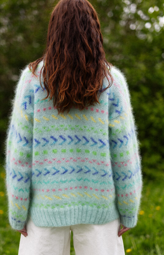 mintgenser strikkeoppskrift genser dame med fluff og farger, Fargerik strikkegenser dame med mønster. inspirasjon strikk til dame. Populære strikkeoppskrifter å strikke nå. Mohair sweater colorful knitting pattern womens sweater