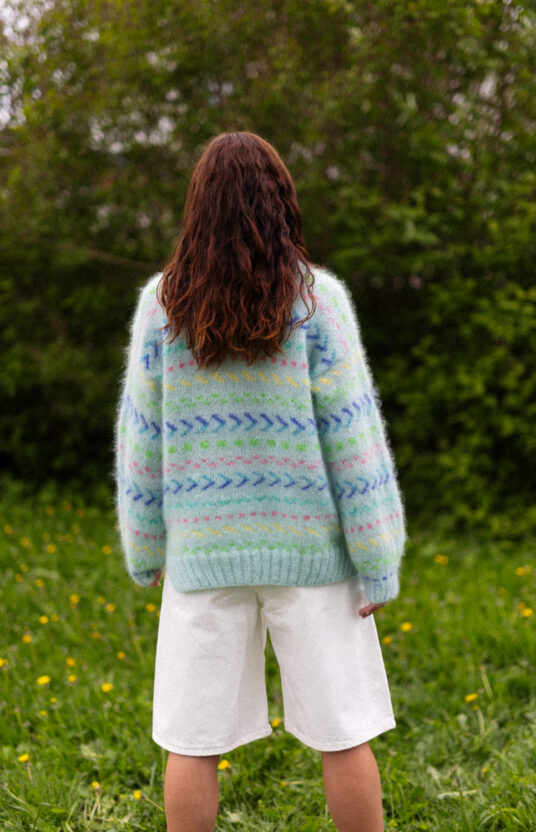 pastell genser strikkeoppskrift genser dame med fluff og farger, Fargerik strikkegenser dame med mønster. inspirasjon strikk til dame. Populære strikkeoppskrifter å strikke nå. Mohair sweater colorful knitting pattern womens sweater