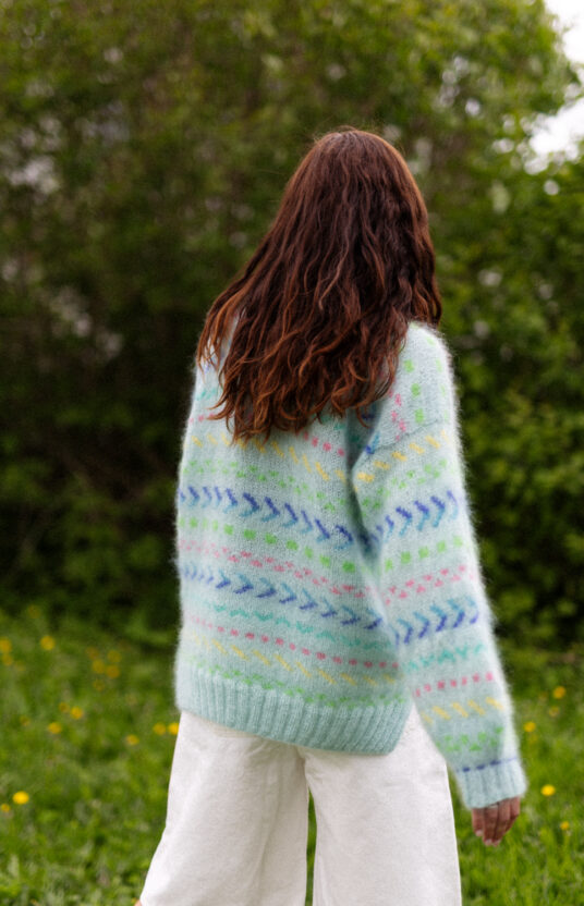 mintgenser strikkeoppskrift genser dame med fluff og farger, Fargerik strikkegenser dame med mønster. inspirasjon strikk til dame. Populære strikkeoppskrifter å strikke nå. Mohair sweater colorful knitting pattern womens sweater