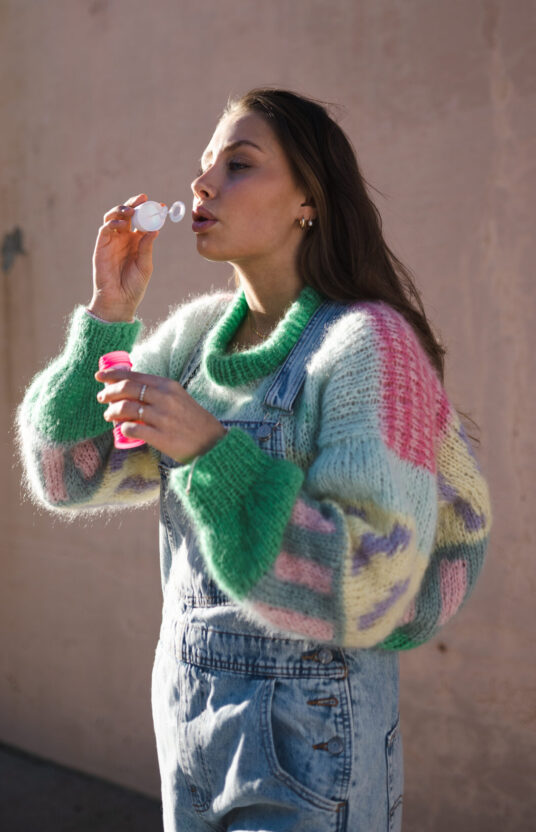strikkeoppskrift fargerik fluffy genser med farger og 80talls stil