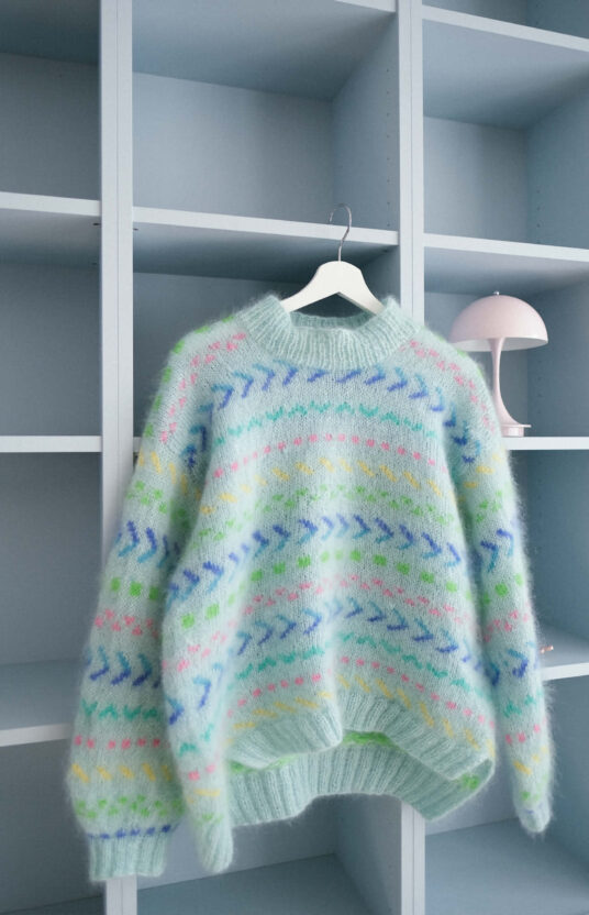 mintgenser strikkeoppskrift genser dame med fluff og farger, Fargerik strikkegenser dame med mønster. inspirasjon strikk til dame. Populære strikkeoppskrifter å strikke nå. Mohair sweater colorful knitting pattern womens sweater