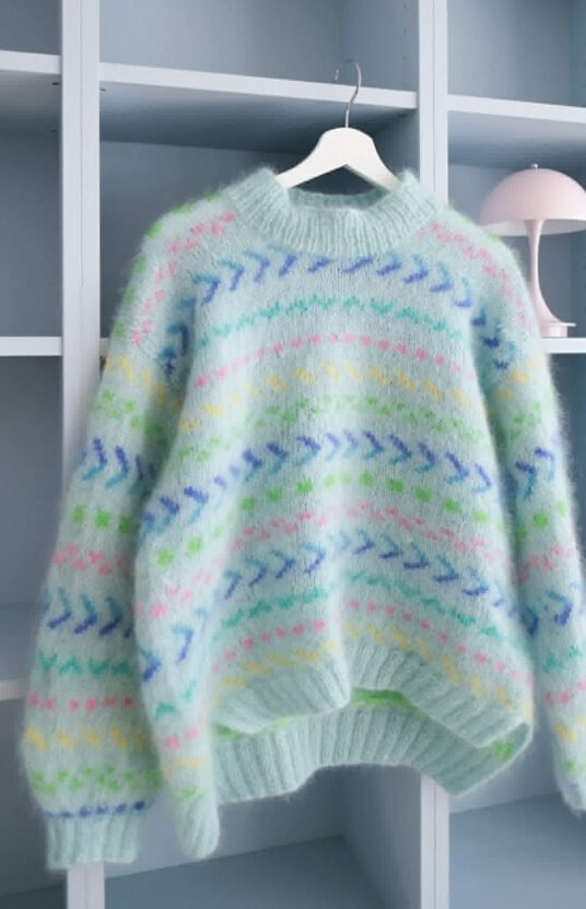 mintgenser strikkeoppskrift genser dame med fluff og farger, Fargerik strikkegenser dame med mønster. inspirasjon strikk til dame. Populære strikkeoppskrifter å strikke nå. Mohair sweater colorful knitting pattern womens sweater