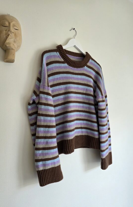 strikkeoppskrift stripegenser dame. Merinoull genser. Strikkegenser med striper. Enkel genser oppskrift dame. striped sweater knitting pattern. Merino wool sweater women. Easy sweater pattern. Striped knit jumper.