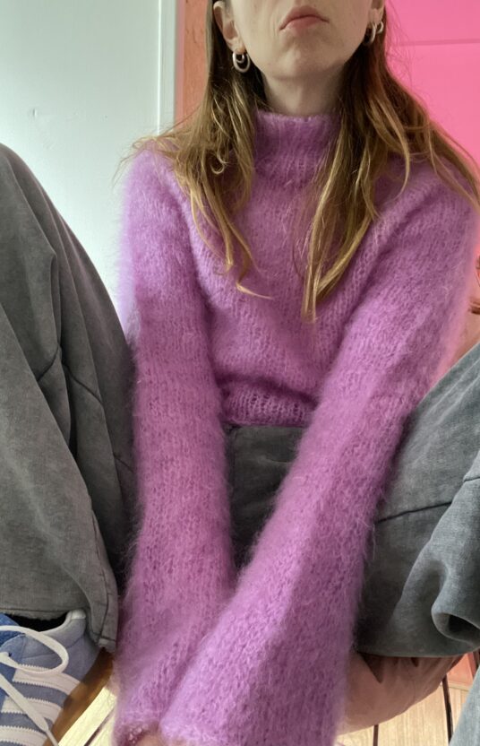 moderne strikkeoppskrift genser i fluff mohair Nina genser. modern knitting pattern sweater in fluff mohair Nina sweater