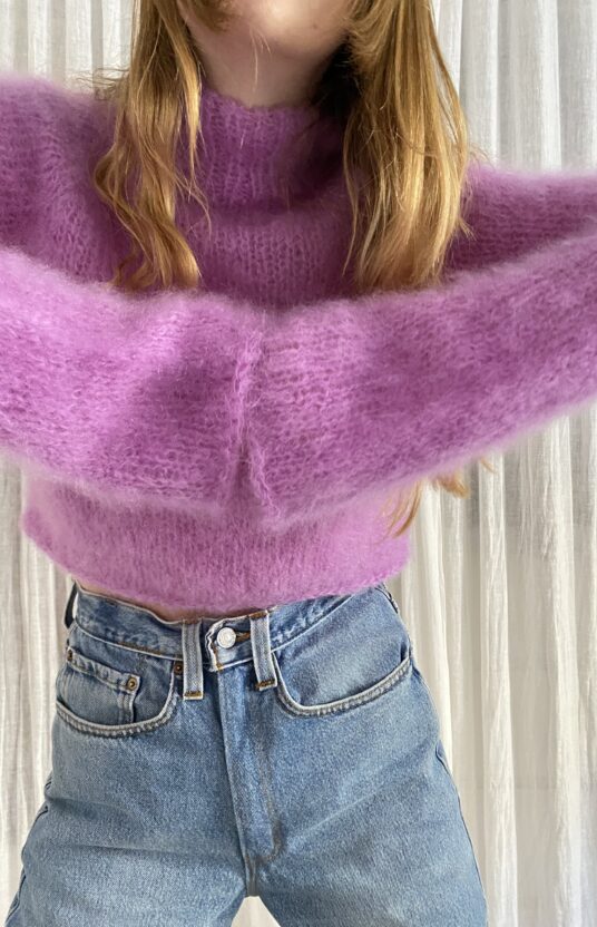 strikkeoppskrift kort genser dame i fluffy garn. knitting pattern short sweater women in fluffy yarn