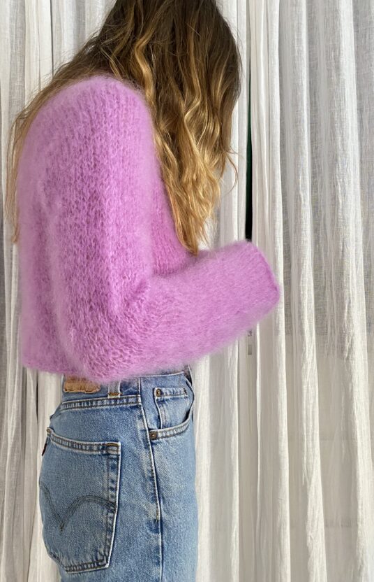 strikkeoppskrift kort genser dame i fluffy garn. knitting pattern short sweater women in fluffy yarn