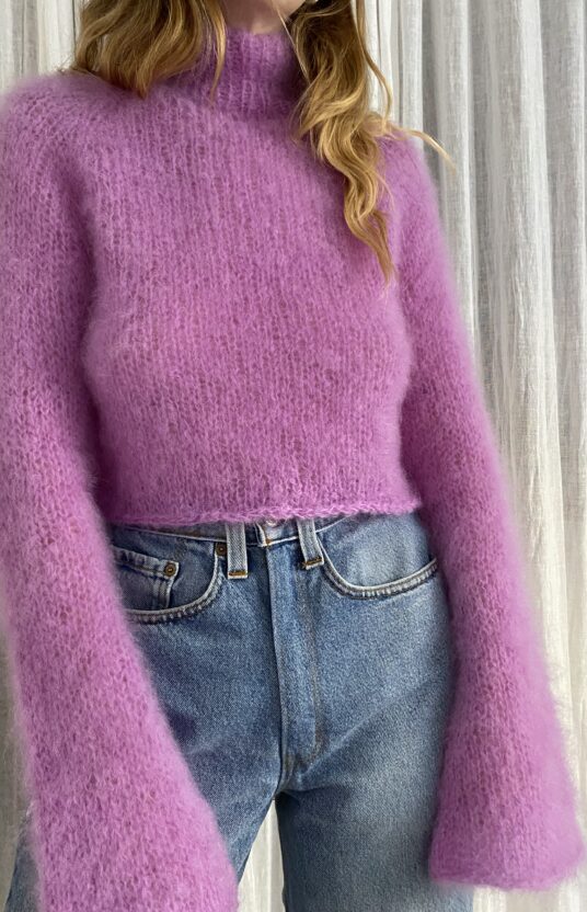 strikkeoppskrift kort genser dame i fluffy garn. knitting pattern short sweater women in fluffy yarn