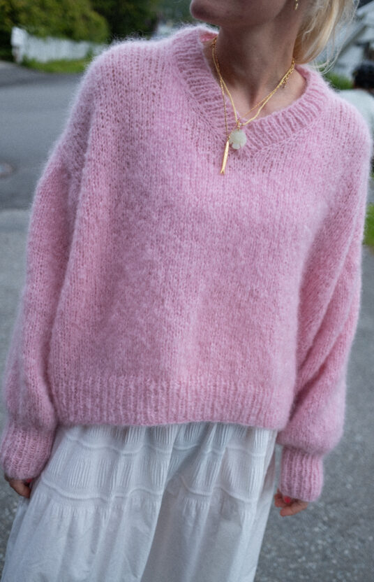 Strikkegenser v-hals dame strikkeoppskrift mohairgenser ensfarget lys rosa. Knitting pattern v neck sweater balloon sleeves womens knitted mohair sweater soft pink knitting pattern