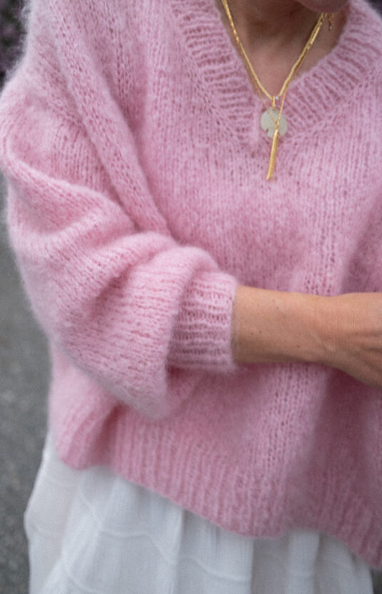 Strikkegenser v-hals dame strikkeoppskrift mohairgenser ensfarget lys rosa. Knitting pattern v neck sweater balloon sleeves womens knitted mohair sweater soft pink knitting pattern