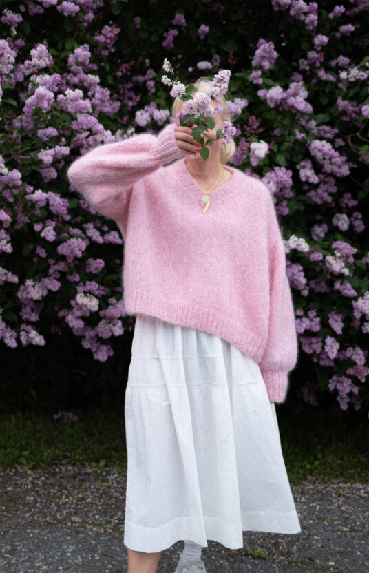 Strikkegenser v-hals dame strikkeoppskrift mohairgenser ensfarget lys rosa. Knitting pattern v neck sweater balloon sleeves womens knitted mohair sweater soft pink knitting pattern