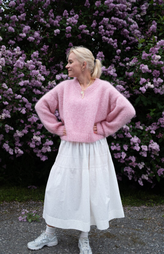 Strikkegenser v-hals dame strikkeoppskrift mohairgenser ensfarget lys rosa. Knitting pattern v neck sweater balloon sleeves womens knitted mohair sweater soft pink knitting pattern